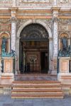 Ingresso al Campanile di San marco di Venezia. Un ascensore consente la salita alla cella campanaria. Il biglietto costa 8 euro ma permette di ammirare ad uno dei panorami più belli del ...