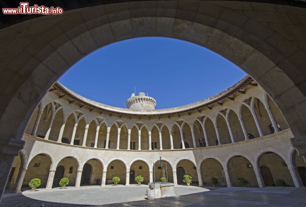 Immagine Cortile interno del Castello di Bellver in Spagna