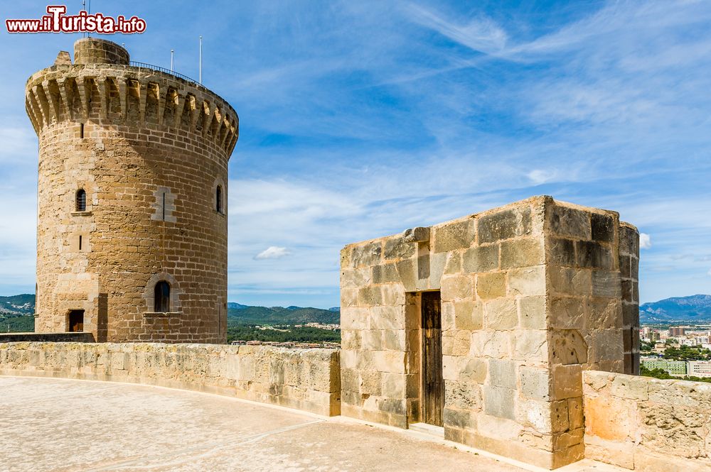 Immagine Le fortificazioni del Castello di Bellver a Palma di Maiorca, isole Baleari, Spagna