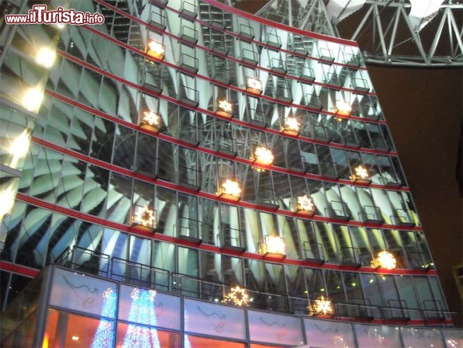 Le vetrate riflettono il tetto del Sony Center