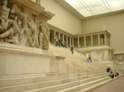 Il Tempio greco all'interno del Pergamo museum ...