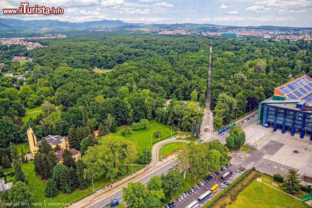 Immagine Il grande Parco Maksimir, il polmone di Zagabria, e sulla destra lo stadio dove gioca la Dinamo Zagreb - foto © OPIS Zagreb / Shutterstock.com