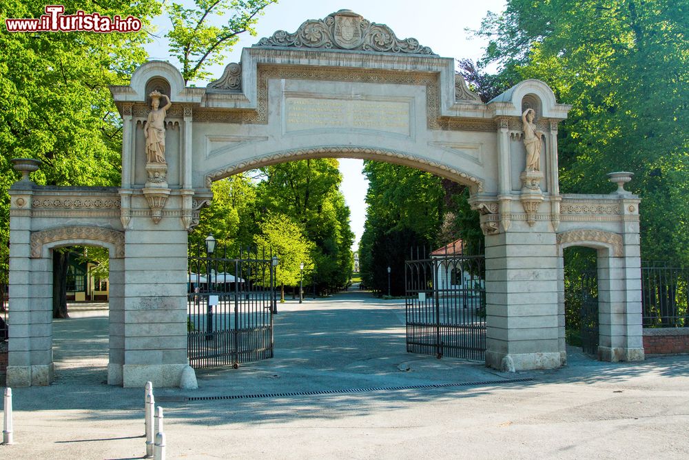 Immagine L'ingresso del Parco Maksimir di Zagabria (Croazia). Il parco fu inaugurato nel 1794 ed è cosideratoil più antico dell'Europa balcanica.