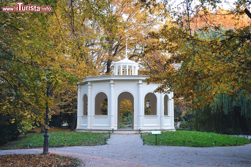 Immagine Il Padiglione dell'Eco nel Parco Maksimir di Zagabria, uno dei simboli del grande parco della capitale croata.