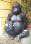 La scultura del gorilla nello zoo che si trova all'interno del Parco Maksimir di Zagabria, caopitale della Croazia - foto © Milan Adzic / Shutterstock.com