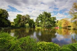 Un laghetto nel Parco Maksimir di Zagabria, uno spazio verde di 18 ettari nella capitale croata.
