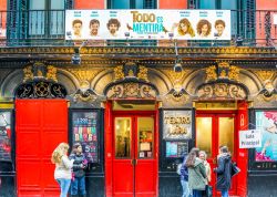 Il Teatro de Lara a Madrid, una delle attrazioni del quartiere Malasana, il centro della movida madrilena- © Boris-B / Shutterstock.com