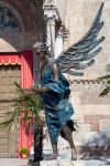 Una statua nel piazzale antistante il Duomo di Verona - © Philip Bird LRPS CPAGB / Shutterstock.com