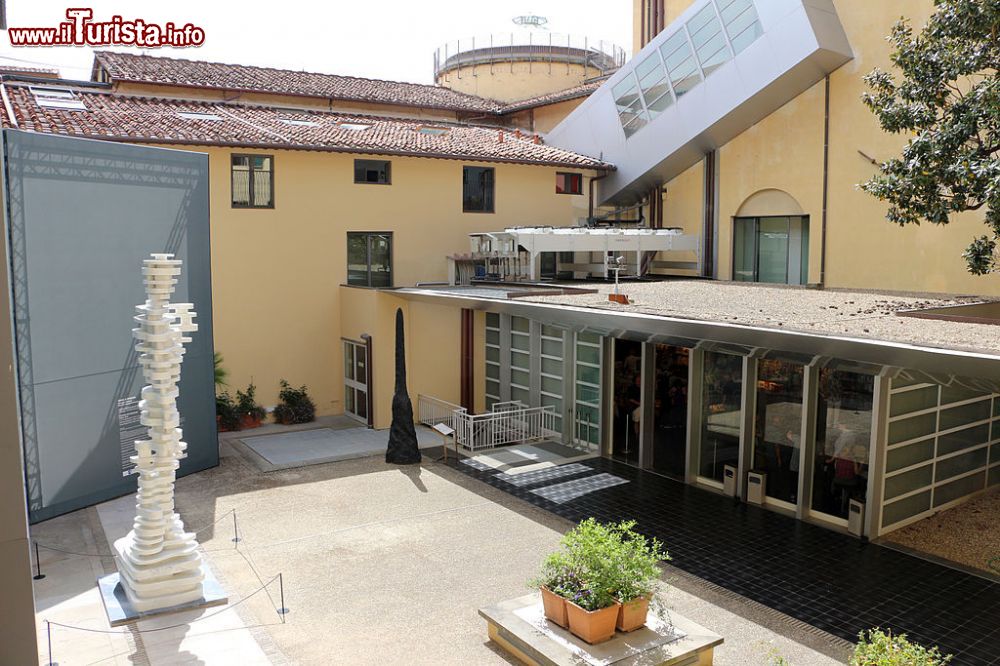 Immagine Il cortile interno del  museo dell'Accademia a Firenze Di Sailko - Opera propria, CC BY 3.0, Collegamento