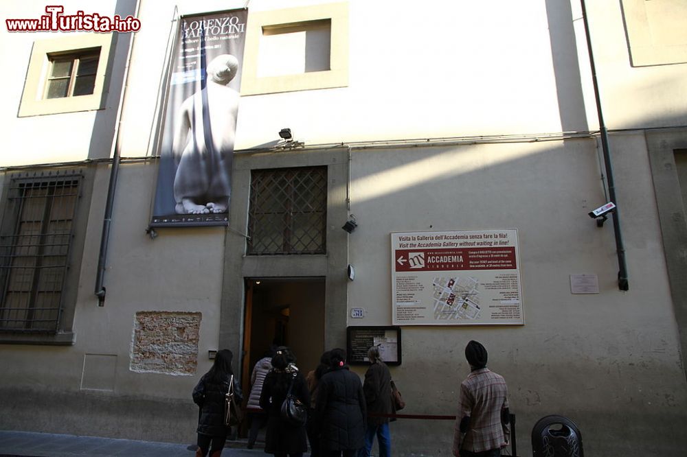Immagine Ingresso alla Galleria dell'Accademia di Firenze, Toscana Di Ctny - Opera propria, CC BY-SA 3.0, Collegamento