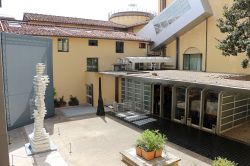 Il cortile interno del  museo dell'Accademia a Firenze Di Sailko - Opera propria, CC BY 3.0, Collegamento