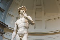Un particolare del David di Michelangelo, la statua più famosa esposta alla Galleria dell'Accademia di Firenze. - © Giancarlo Liguori / Shutterstock.com