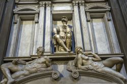 Tomba di Lorenzo dei Medici opera di Michelangelo, Sacrestia Nuova Cappelle Medicee a Firenze - © photogolfer / Shutterstock.com