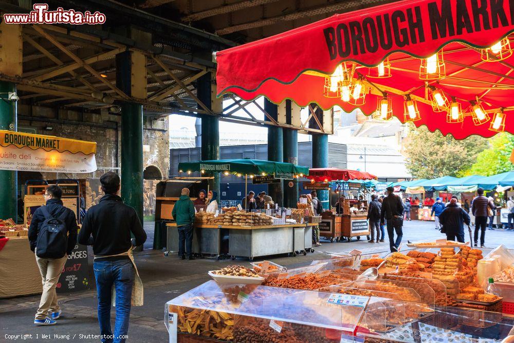 Immagine Turisti in visita al mercato alimentare più antico di Londra: il Borough Market - © I Wei Huang / Shutterstock.com