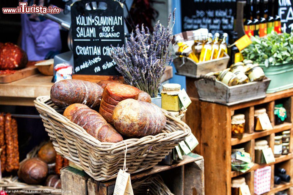 Immagine Merce esposta nelle bancarelle del Borough Market di Londra - © Anna Levan / Shutterstock.com