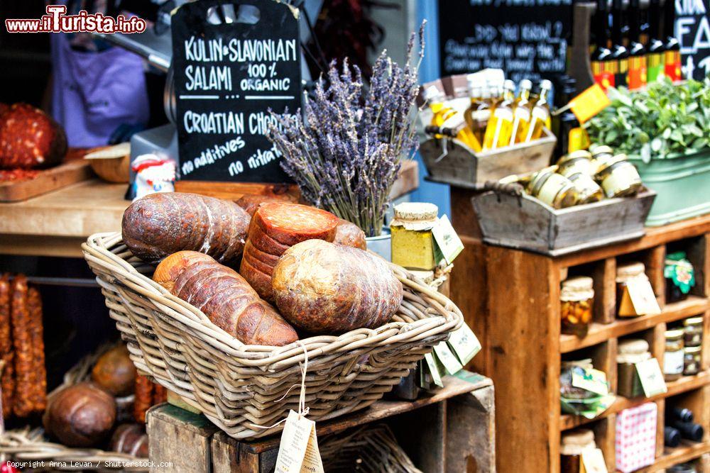 Immagine Merce esposta nelle bancarelle del Borough Market di Londra - © Anna Levan / Shutterstock.com