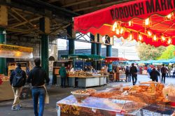 Turisti in visita al mercato alimentare più ...