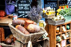 Merce esposta nelle bancarelle del Borough Market di Londra - © Anna Levan / Shutterstock.com