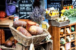 Merce esposta nelle bancarelle del Borough Market ...