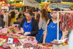 Salumi in vendita al Borough Market in centro ...