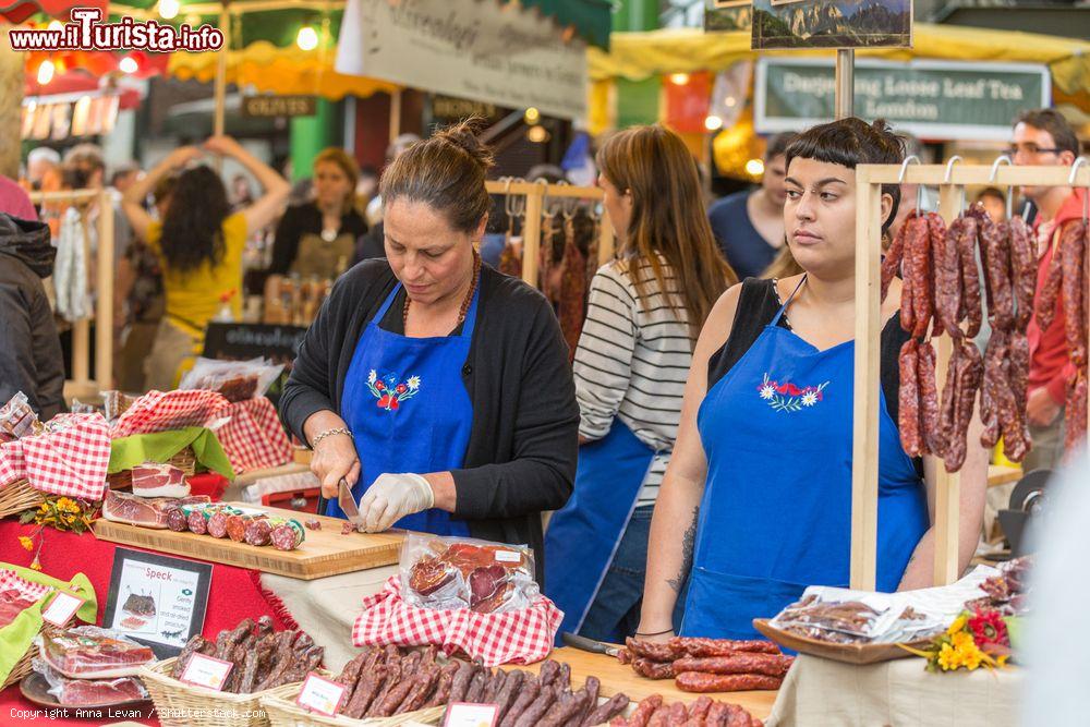 Immagine Salumi in vendita al Borough Market in centro a Londra. - © Anna Levan / Shutterstock.com