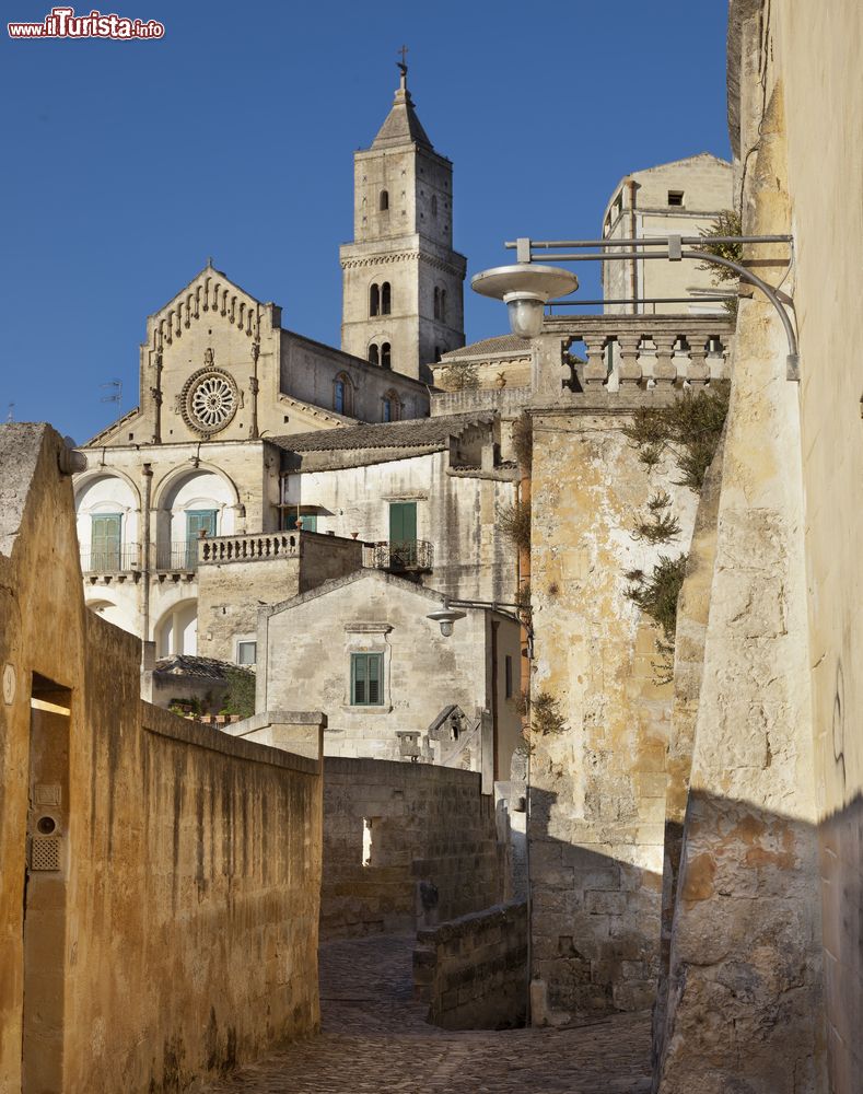 Immagine Scorcio di Matera e la sua Cattedrale che sovrasta il Sasso Barisano
