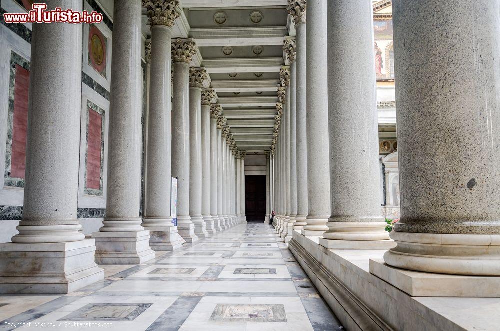 Immagine Colonnato in marmo esterno alla Basilica di San Paolo fuori le Mura a Roma - © Nikirov / Shutterstock.com