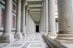 Colonnato in marmo esterno alla Basilica di San Paolo fuori le Mura a Roma - © Nikirov / Shutterstock.com