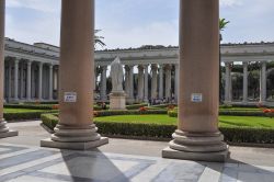 Il giardino antistante la Basilica di San Paolo fuori le Mura a Roma - © s74 / Shutterstock.com