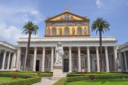 La Basilica di San Paolo Fuori le Mura uno dei luoghi più importanti per i fedeli cattolici a Roma - © s74 / Shutterstock.com