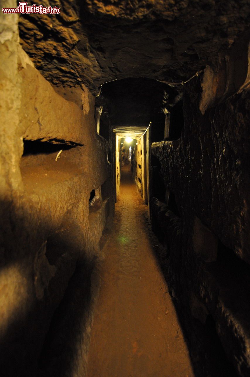 Immagine Esplorando i cunicoli delle Catacombe di Santa Domitilla. Sono oltre 17 i km di gallerie scavati dai cristiani durante l'Impero Romano