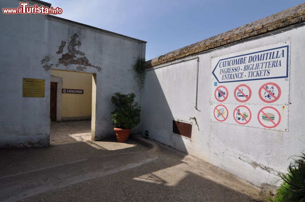 Immagine Ingresso alla Catacombe di Santa Domitilla. Ci troviamo non distanti dalle Fosse Ardeatine di Roma