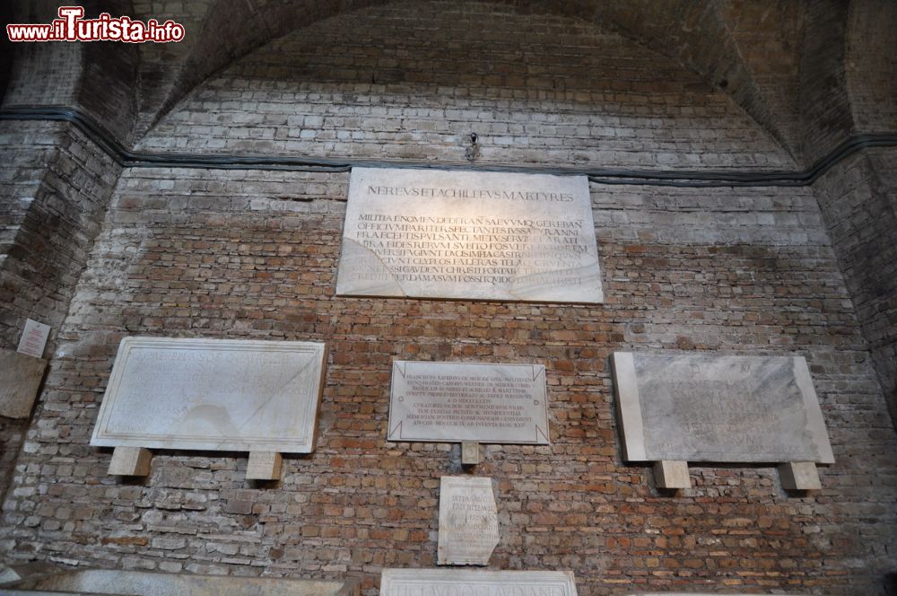Immagine Lapidi ed inscrizioni all'interno della Basilica dei Santi Nereo ed Achilleo