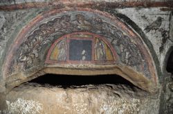 La visita alle Catacombe di Santa Domitilla a Roma. Un cubicolo affrescato