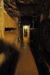 Esplorando i cunicoli delle Catacombe di Santa Domitilla. Sono oltre 17 i km di gallerie scavati dai cristiani durante l'Impero Romano