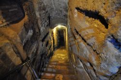 La discesa alle Catacombe di Santa Domitilla a Roma