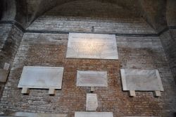 Lapidi ed inscrizioni all'interno della Basilica dei Santi Nereo ed Achilleo