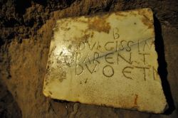 Una lapide dentro al cimitero di Santa Domitilla, le catacombe più estese di Roma