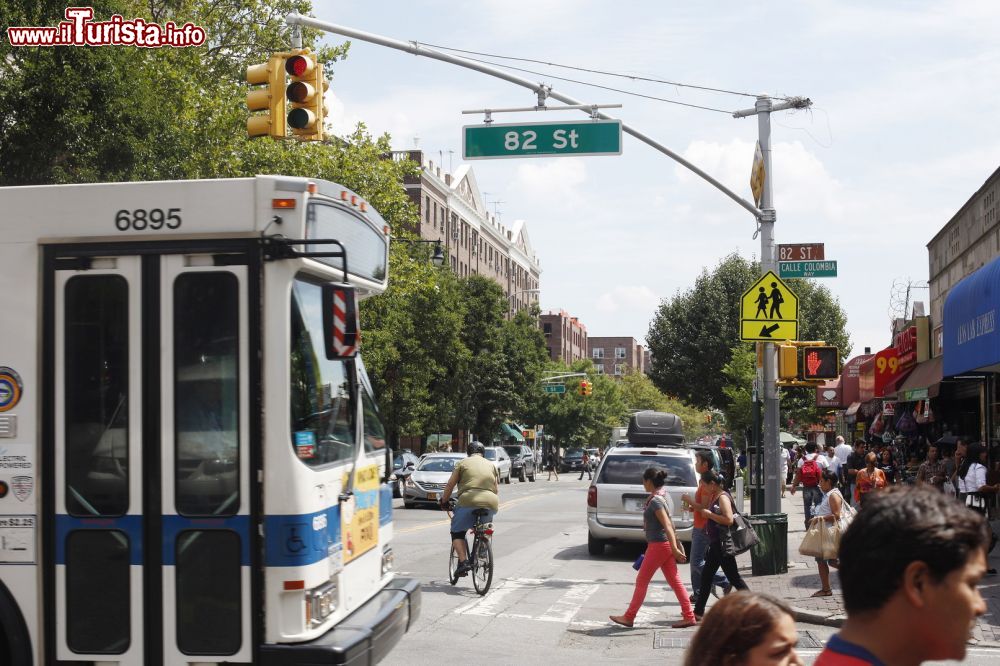 Immagine Passeggiata sulla 82a stada a Jackson Heights, New York City