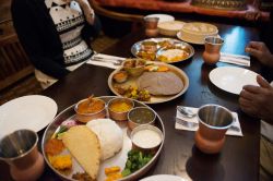 Cena indiana nel quartiere multietnico di Jackson Height