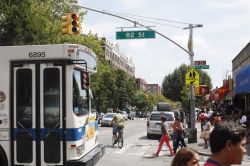 Passeggiata sulla 82a stada a Jackson Heights, New York City