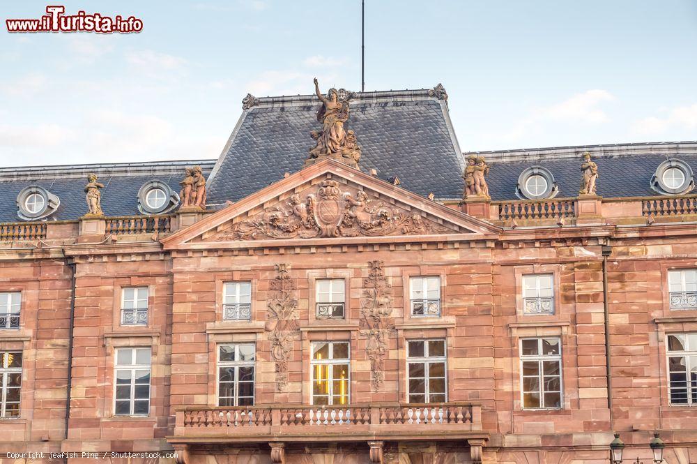 Immagine Il palazzo Aubette  sulla Piazza Kleber a Strasburgo - © jeafish Ping / Shutterstock.com