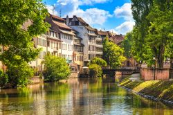 Le pittoresche case colorate della Grand Ile di Strasburgo in Francia