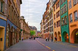 Rue des Grandes Arcades nel cuore della Grande Ile  di Strasburgo. - © Roman Babakin / Shutterstock.com