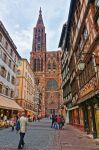 Rue Merciere nella città vecchia di Strasburgo e la cattedrale sullo sfondo - © Roman Babakin / Shutterstock.com