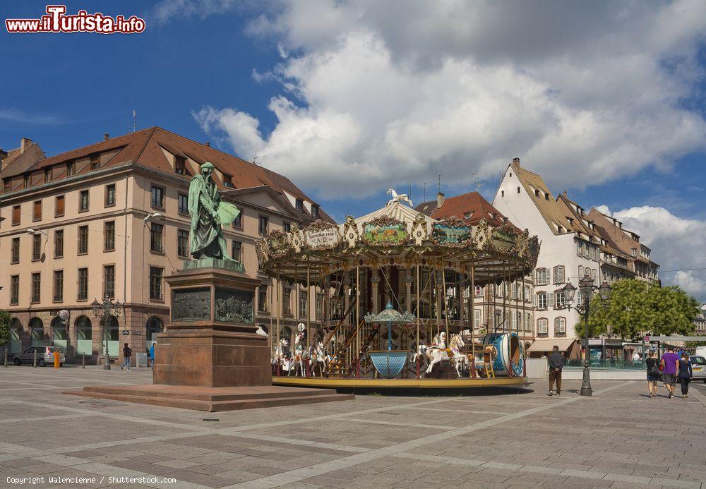 Immagine Place Gutenberg con la statua di Giovanni  Gutenberg l'inventore sella stampa - © Walencienne / Shutterstock.com