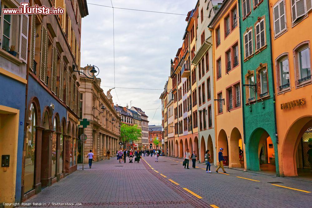 Immagine Rue des Grandes Arcades nel cuore della Grande Ile  di Strasburgo. - © Roman Babakin / Shutterstock.com