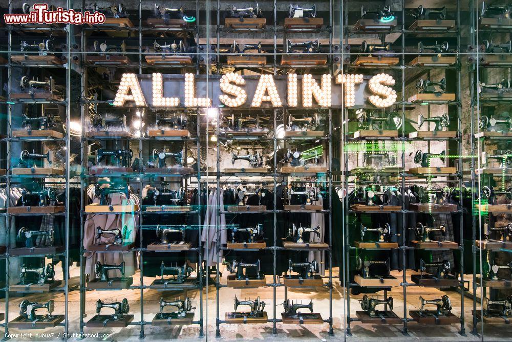 Immagine La vetrina dell'All Saints store nel centro commericale di Westfield a Londra - foto © mubus7 / Shutterstock.com