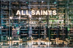 La vetrina dell'All Saints store nel centro ...