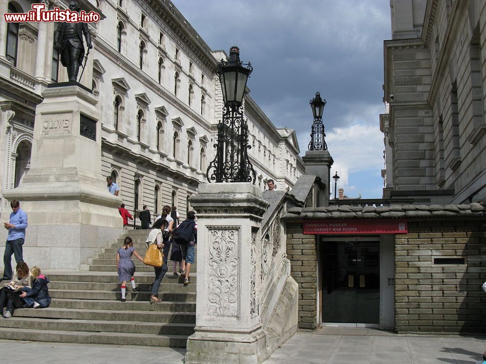 Immagine Churchill War Rooms e il  Robert Clive Memorial visti da King Charles street a Londra  - © IxK85 - CC BY-SA 3.0, Wikipedia